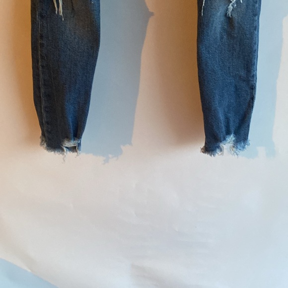 Kendall and Kylie, the relaxed, skinny jeans, distressed, and ripped - Picture 3 of 8